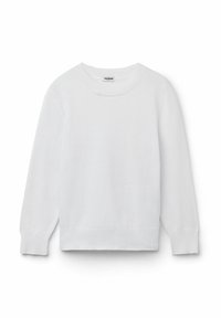 Weißer Strickpullover mit rundem Halsausschnitt und langen Ärmeln. Gerippte Bündchen und Saum, weiche Textur, minimalistisches Design. Markenetikett am Halsausschnitt sichtbar.