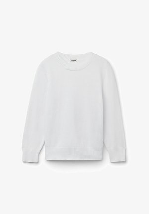 Weißer Strickpullover mit rundem Halsausschnitt und langen Ärmeln. Gerippte Bündchen und Saum, weiche Textur, minimalistisches Design. Markenetikett am Halsausschnitt sichtbar.