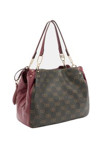 Una grande borsa a mano caratterizzata da un materiale verde scuro testurizzato con un motivo logo ripetuto, dettagli in pelle bordeaux e accessori in metallo dorato.