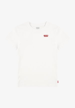 Biały T-shirt z krótkim rękawem i okrągłym dekoltem, z małą czerwoną naszywką z logo Levi's na lewej piersi oraz czerwoną metką Levi's na dolnym brzegu.
