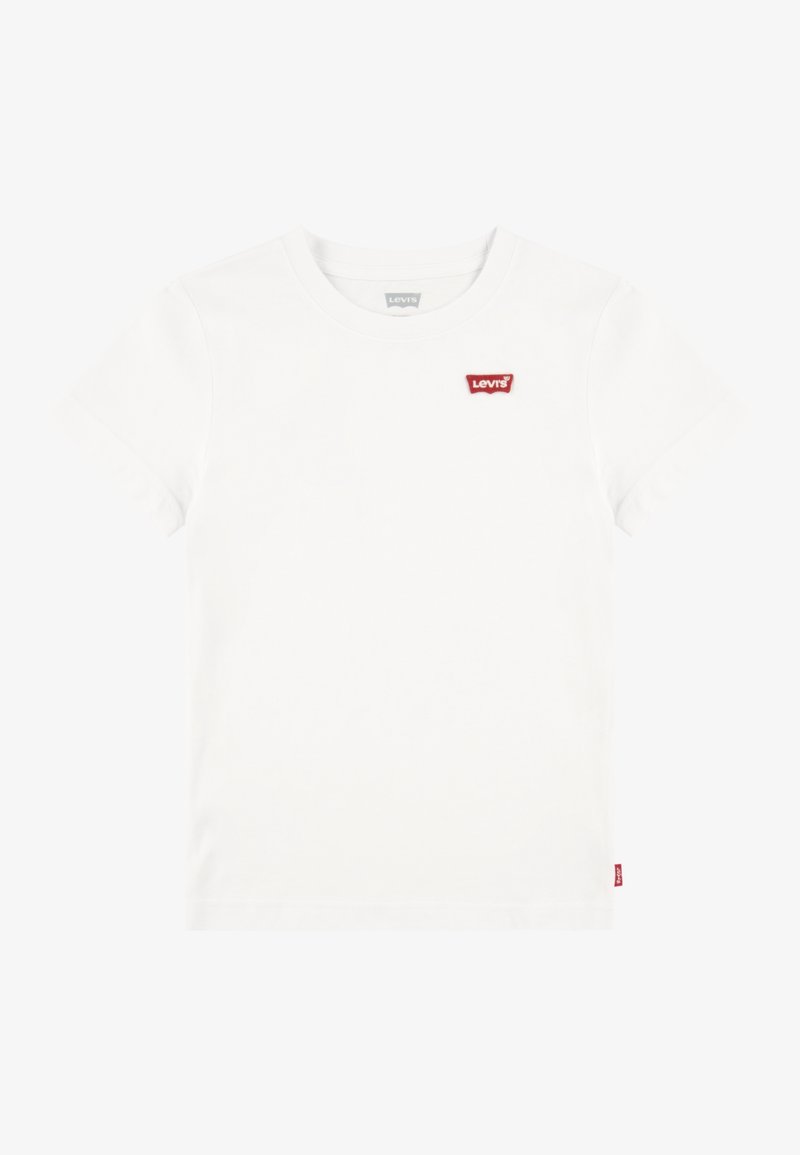 T-shirt blanc à manches courtes et col rond avec un petit patch logo Levi's rouge sur la poitrine gauche et une étiquette Levi's rouge sur l'ourlet inférieur.