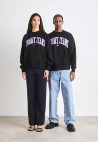 Tommy Jeans BOXY POP VARSITY CREW UNISEX - Sudadera - black