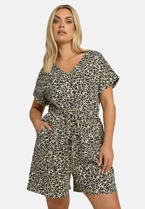 Jumpsuit met luipaardprint, V-hals, korte mouwen, verstelbare taille en zijzakken. Beige achtergrond met zwarte vlekken.