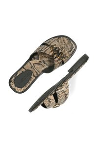 Sandały wsuwane z zaznaczoną noskiem w wężowy wzór w kolorze beżowym i czarnym, z ozdobnym złotym detalem i gładką fakturą.