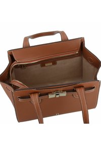 Bruine leren handtas met gestikte accenten, ritssluiting en metalen gespdetail. Open interieur toont lichte stoffen voering.