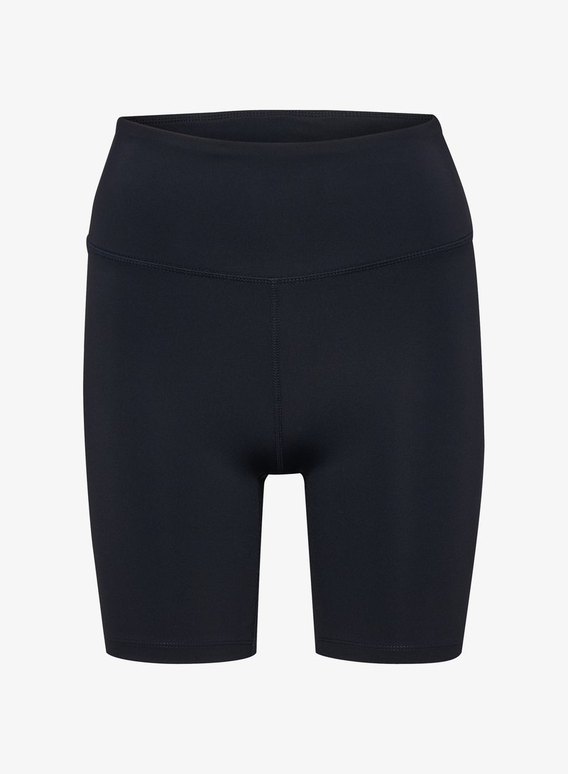 Czarne dopasowane szorty wykonane z elastycznego materiału z szerokim pasem. Posiadają płaskie szwy dla komfortu i gładkiej tekstury.