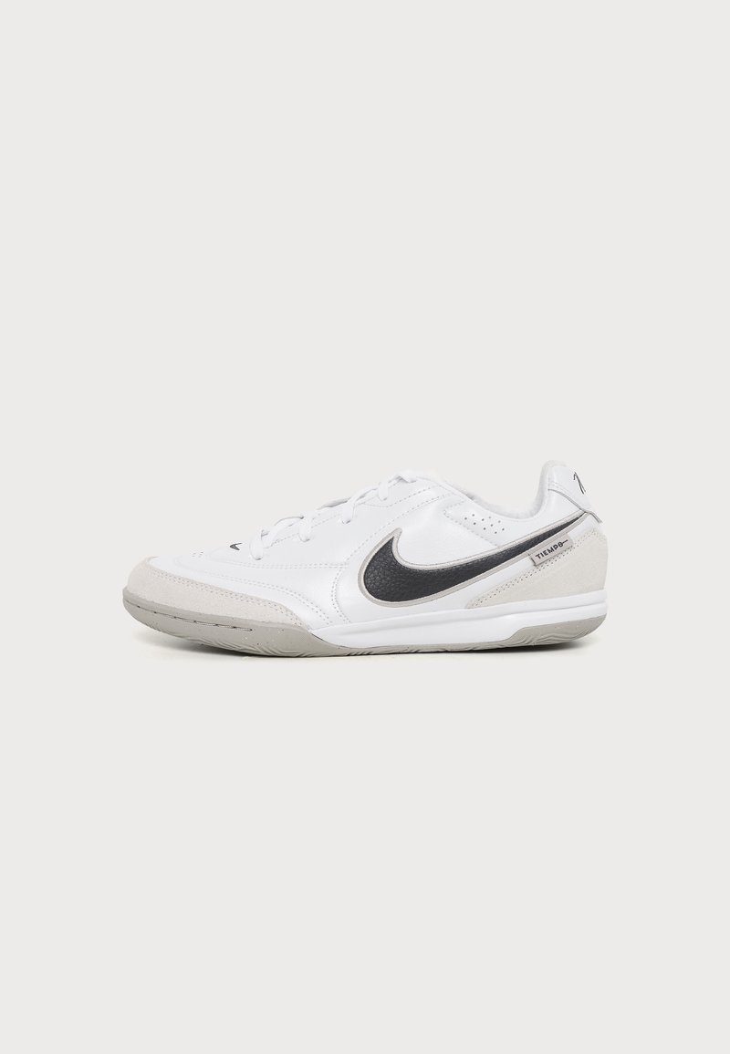 Λευκό εσωτερικό παπούτσι ποδοσφαίρου Nike Tiempo με μαύρο λογότυπο Swoosh και γκρι σόλα, εμφανιζόμενο σε πλαϊνή όψη σε απλό φόντο.