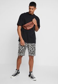 Urban Classics STRETCH - Shortsit - white leo