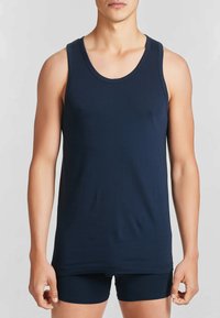 Canotta senza maniche di colore navy realizzata in morbido cotone, con scollo rotondo e vestibilità comoda, abbinata a pantaloni corti scuri coordinati.