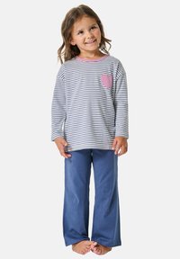 Gestreepte langarmshirt met een roze hartpatch; gecombineerd met blauwe, loszittende broek. Gemaakt van zachte, lichte stof.