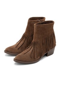 Stivaletti in suede marrone con dettagli frangiati, punta affusolata e tacco basso a blocco. Cerniera sul lato interno per una facile vestibilità.