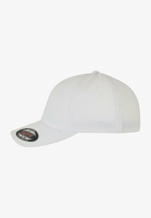 Casquette de baseball blanche avec une visière courbée, fabriquée en tissu, dotée d'œillets de ventilation et d'un patch logo circulaire à l'avant.