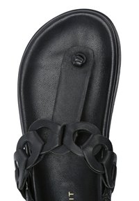 Sort lædersandal med et indviklet kædedesign på stropperne, tekstureret sål og en enkelt knappedetalje nær tæerne.