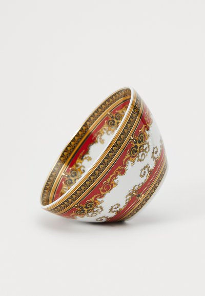 Πορσελάνινο μπολ με καμπυλωτό σχήμα, διακοσμημένο με περίτεχνα κόκκινα και χρυσά σχέδια και χρυσές λεπτομέρειες κατά μήκος της στεφάνης και της βάσης.