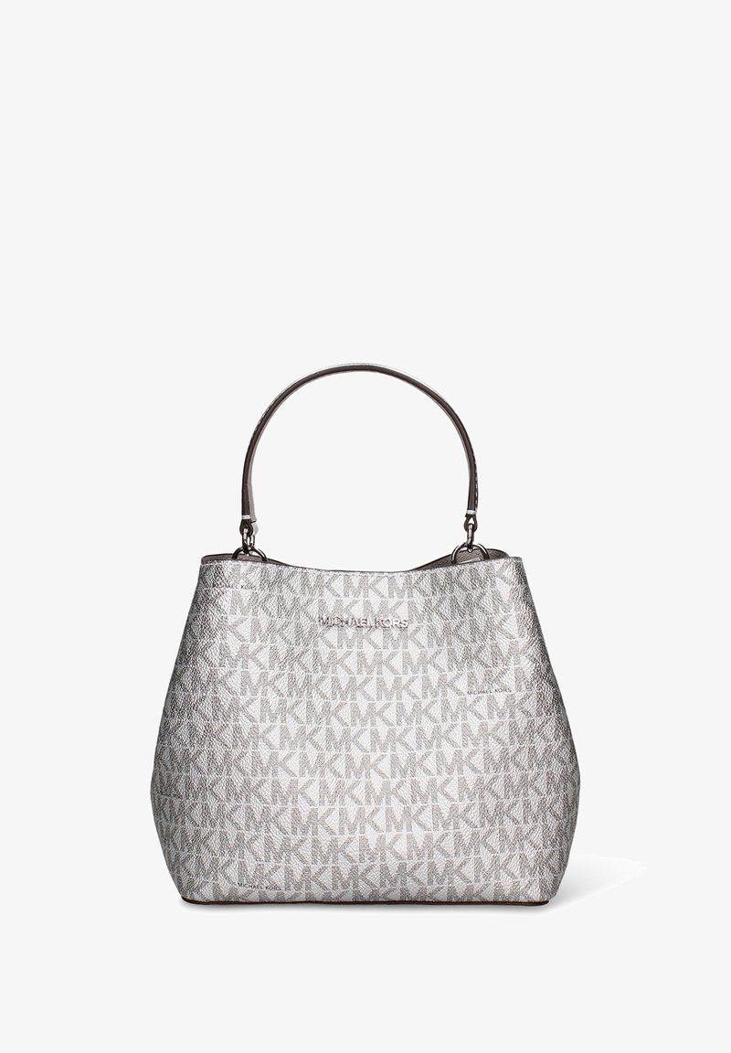 Grijze draagtas met een getextureerde afwerking met een logo-patroon. Het heeft een gestructureerde vorm, een enkele bruine hendel en zilverkleurige hardware.