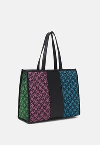 Tote bag met zwarte leren accenten en handvatten, met drie panelen: groen, roze en blauw, elk met een geometrisch patroon.