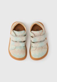 Πολύχρωμα παιδικά παπούτσια με υφασμένο επάνω μέρος που διαθέτει ζιγκ-ζαγκ μοτίβο σε παστέλ αποχρώσεις του μπλε και ροζ, στερεωμένα με δύο λουράκια βέλκρο.