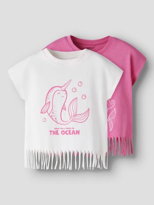 Δύο παιδικά κοντομάνικα μπλουζάκια, ένα λευκό με ροζ ναύρχαλ και το κείμενο «Έτοιμο για κολύμπι στον ωκεανό», και ένα μονόχρωμο ροζ με λευκό σχέδιο.