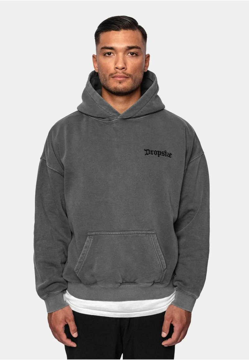 Grå hoodie lavet af blødt stof, med en kengurulomme, ribbede manchetter og kant. "Dropsize"-logo i sort på venstre front.