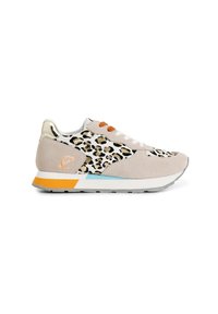 Sneaker met een beige suède bovenwerk, accenten in luipaardprint, witte veters en een metallic gouden hak. Heeft een oranje en blauwe zool.