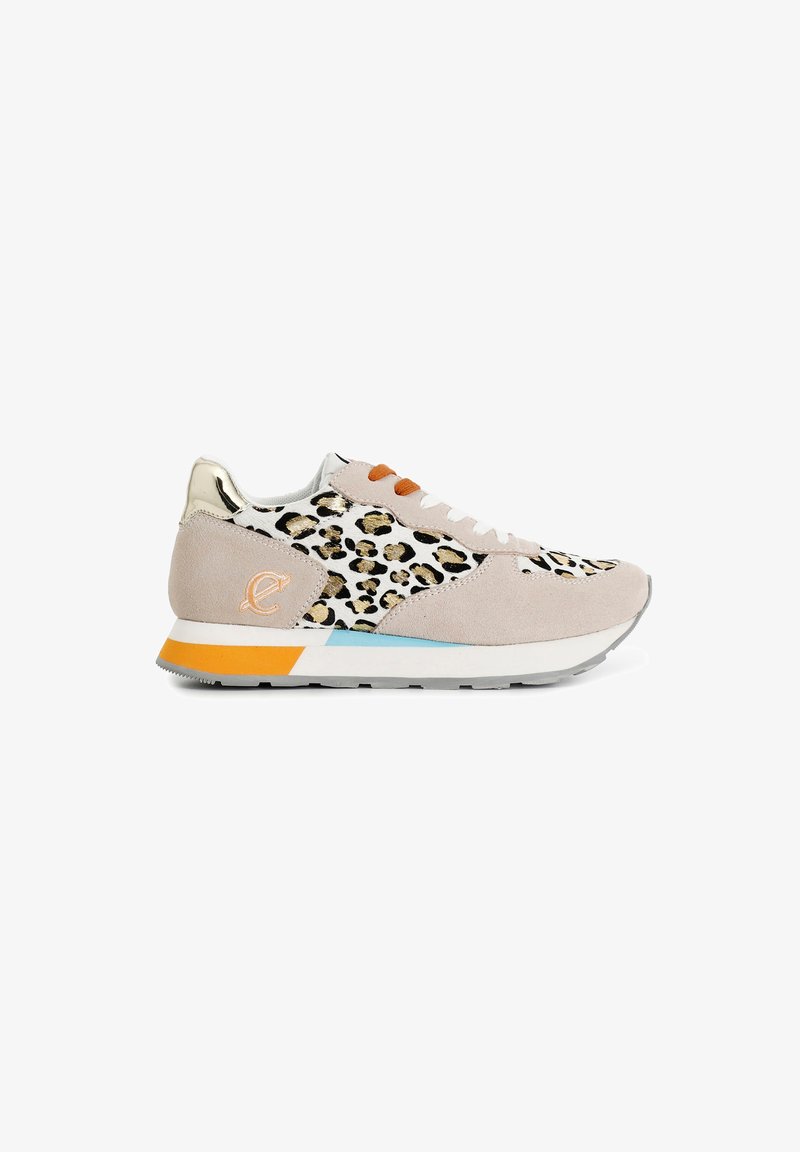 Sneaker met een beige suède bovenwerk, accenten in luipaardprint, witte veters en een metallic gouden hak. Heeft een oranje en blauwe zool.