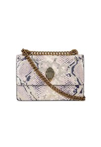 Sac à motif peau de serpent dans des tons de rose et de beige avec une bandoulière en chaîne dorée. Possède un fermoir décoratif en forme de coquillage.