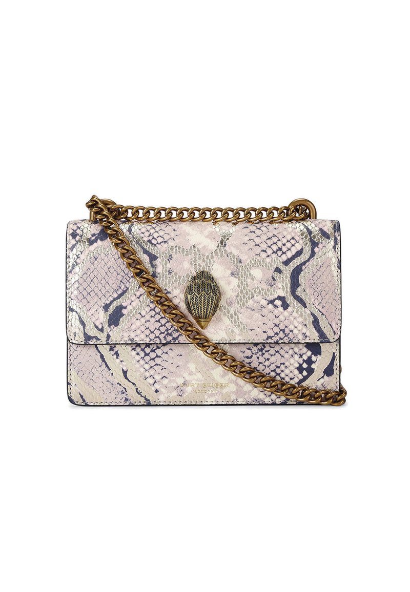 Sac à motif peau de serpent dans des tons de rose et de beige avec une bandoulière en chaîne dorée. Possède un fermoir décoratif en forme de coquillage.