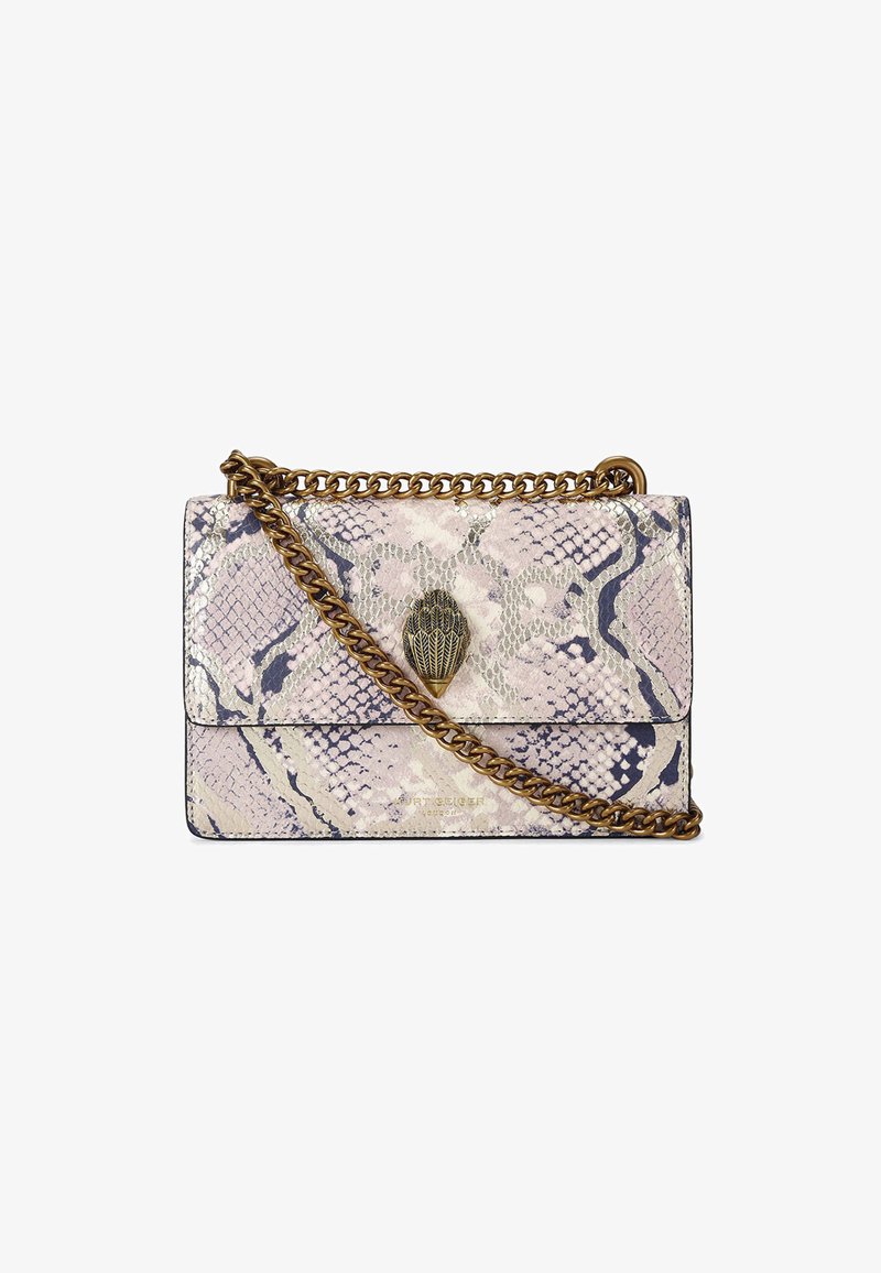 Borsa con motivo in pelle di serpente in tonalità di rosa e beige, con una tracolla in catena dorata. Presenta una chiusura decorativa a forma di conchiglia.