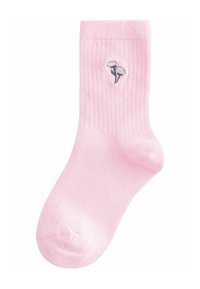 Chaussette de cheville rose pâle avec une texture côtelée. Présente un petit motif floral brodé en violet et vert près du haut.