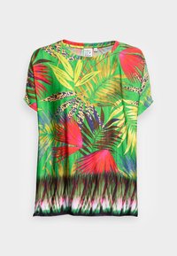 T-shirt a maniche corte realizzata in tessuto leggero, con uno sfondo verde vivace e motivi stampati di foglie tropicali e animali multicolori.