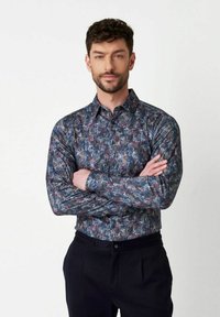 Langarmhemd in Dunkelblau mit floralem Muster in Lila, Pink und Weiß; aus glattem Stoff; mit einem Button-Down-Kragen und Manschetten.