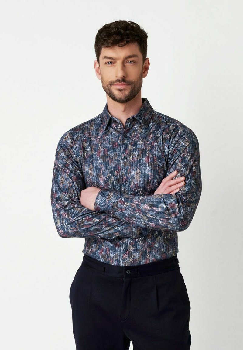Langarmhemd in Dunkelblau mit floralem Muster in Lila, Pink und Weiß; aus glattem Stoff; mit einem Button-Down-Kragen und Manschetten.