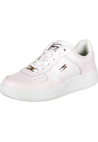 Białe i różowe trampki z teksturowanym wzorem, perforowanym noskiem i sznurowanym zapięciem. Posiadają logo oraz teksturowane akcenty po bokach.