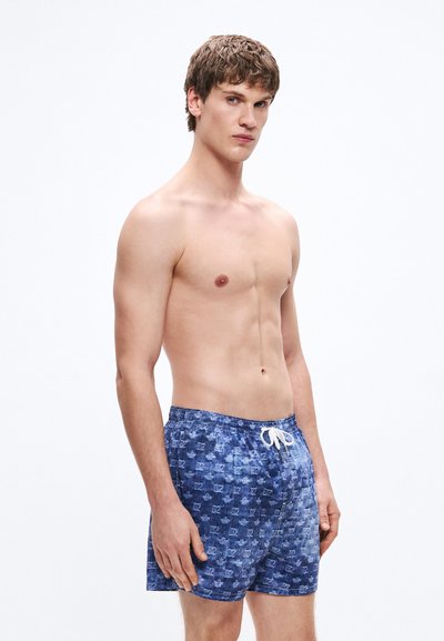 Blau gemusterte Badehosen aus leichtem Stoff, mit Kordelzugbund und lockerer Passform, versehen mit einem dezenten Strukturmuster.