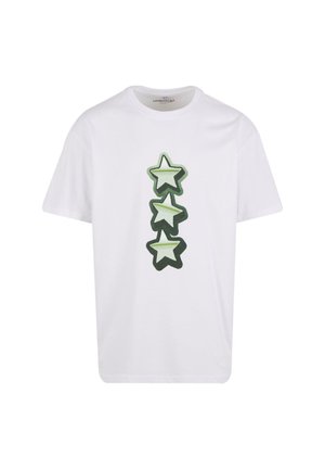 Balts kokvilnas T-krekls ar trim zaļiem un gaiši zaļiem zvaigžņu grafikām, kas sakārtotas vienā stāvā rotaļīgā dizainā. Īsas piedurknes un apaļa kakla izgriezums.