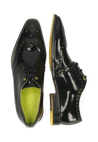 Schwarze Leder-Oxford-Schuhe mit glänzender Oberfläche; gelbe Akzente an den Ösen und der Sohle; dekorative Broguing-Details; spitz zulaufendes Design.