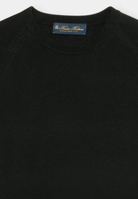 Maglione nero a collo tondo con etichetta Brooks Brothers cucita all'interno del colletto.