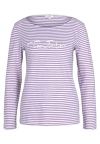 Lila och vit randig långärmad skjorta med rund halsringning och "Tom Tailor"-logotyp tryckt i vitt över bröstet.