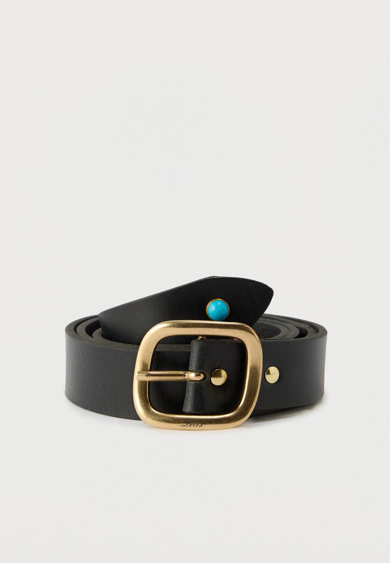 Ceinture en cuir noir enroulée avec une grande boucle carrée en or et un petit accent rond turquoise près de l'extrémité.