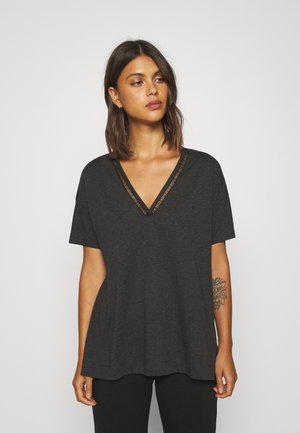 Zwarte korte mouwen V-hals t-shirt met een gemêleerde band langs de halslijn. Comfortabele pasvorm met een gladde stof en een subtiele draping.