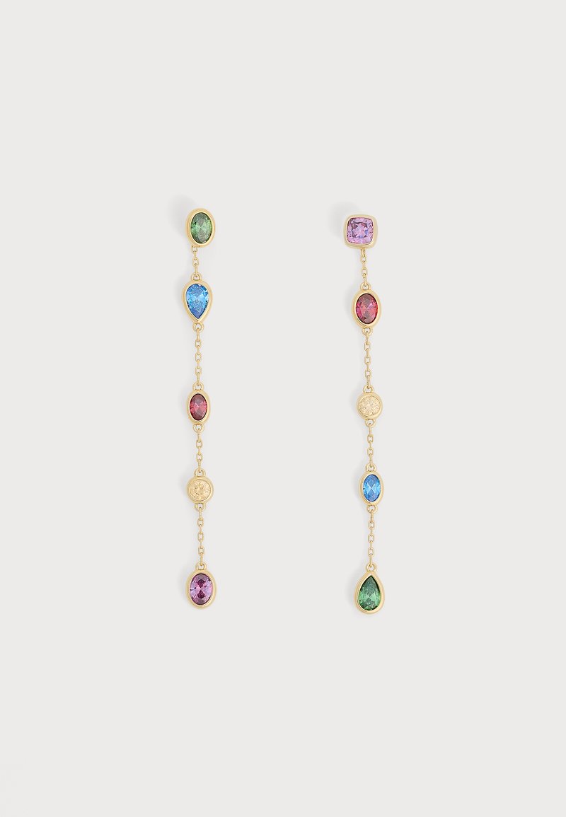 Boucles d’oreilles pendantes en chaîne dorée avec pierres précieuses multicolores ovales, en forme de goutte et rondes en vert, bleu, rose, rouge et violet sur fond blanc.