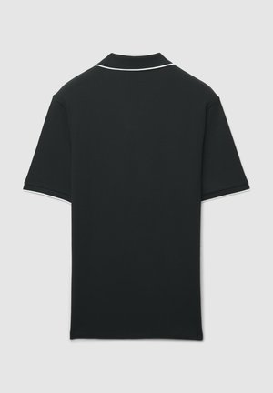 Schwarzes Poloshirt mit strukturierter Stoffqualität, kurzen Ärmeln und einem weißen Paspelierkragen. Das Design ist minimalistisch und klassisch.