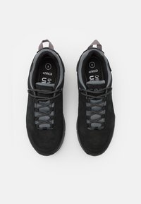 Schwarze Wildleder-Sportschuhe mit grauen Akzenten, ausgestattet mit einem strukturierten Obermaterial, grauen Schnürsenkeln und einer Zuglasche auf der Rückseite.