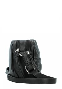 Borsa a tracolla in pelle nera con texture trapuntata, chiusura a doppia cerniera, tracolla regolabile e dettagli in hardware argentato.
