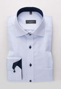 Lichtblauw geruit overhemd met een contrasterende marineblauwe kraag en manchetten, vervaardigd uit een gladde stof. Bevat donkere knopen en een zak.