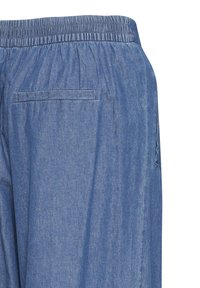 Blauwe denim broek met een elastische tailleband, voorzien van een achterzak en een ontspannen pasvorm, gemaakt van zachte, gestructureerde stof.