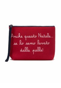 Sacchetto di tessuto rosso con chiusura a zip e tracolla blu navy, con testo corsivo bianco sul davanti. Forma rettangolare semplice, texture liscia.