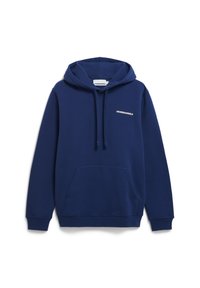 Navyblauwe hoodie met kangoeroezak en trekkoorden, voorzien van een klein wit "ARMEDANGELS" logo op de linkerborst.