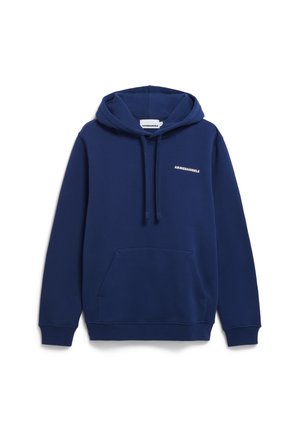 Marineblaues Hoodie mit Kängurutasche und Kordelzügen, mit kleinem weißen "ARMEDANGELS"-Logo auf der linken Brust.