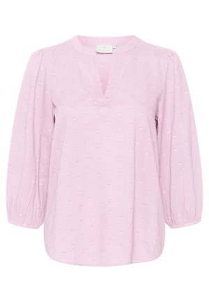 Ljusrosa blus med v-ringning, puffiga långärmar och strukturerade hjärtmönster över hela. Tillverkad av mjukt, lätt tyg.